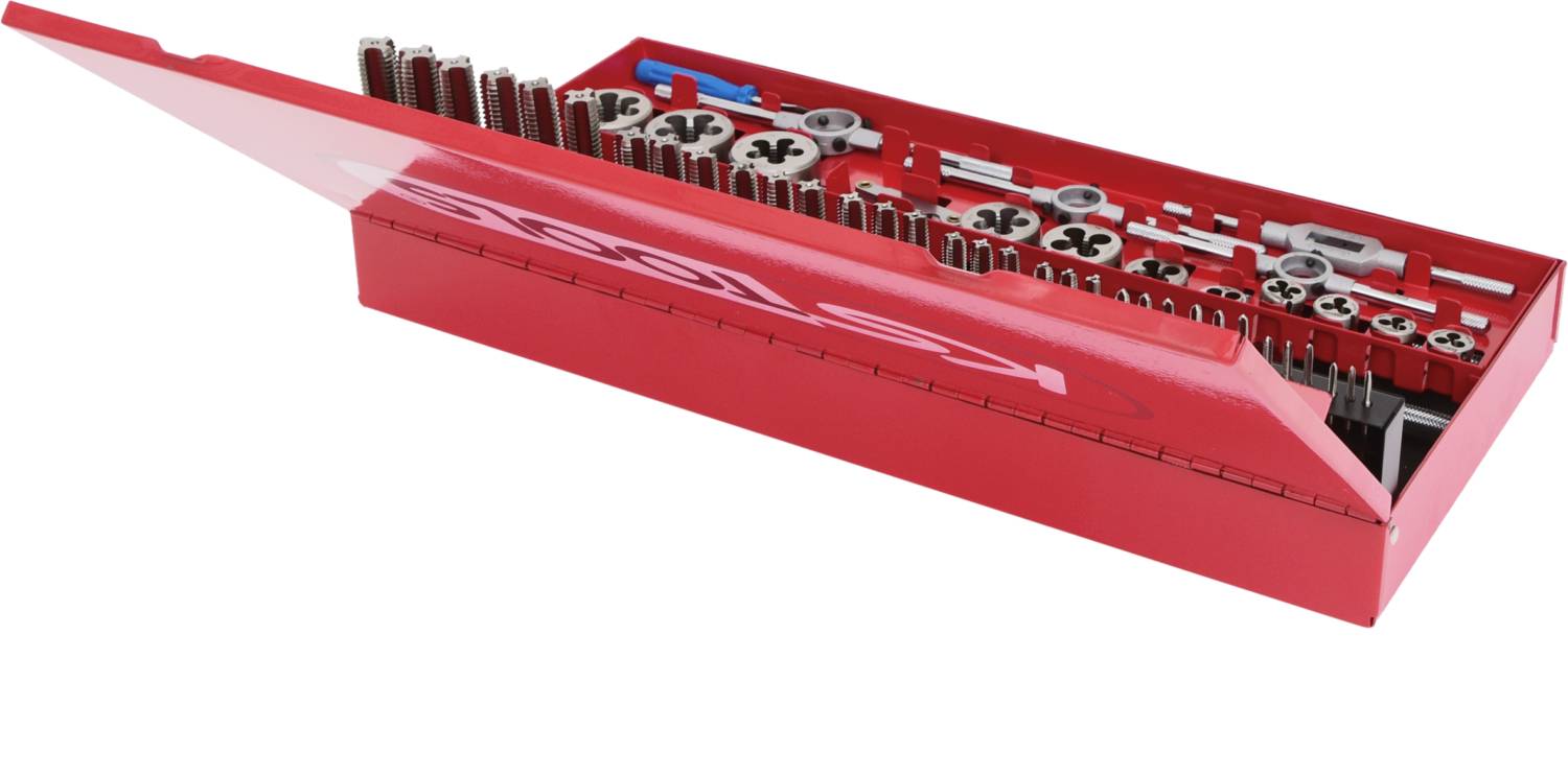 Roter Werkzeugkoffer mit geöffnetem Deckel, der verschiedene Gewindeschneider-Werkzeuge enthält.