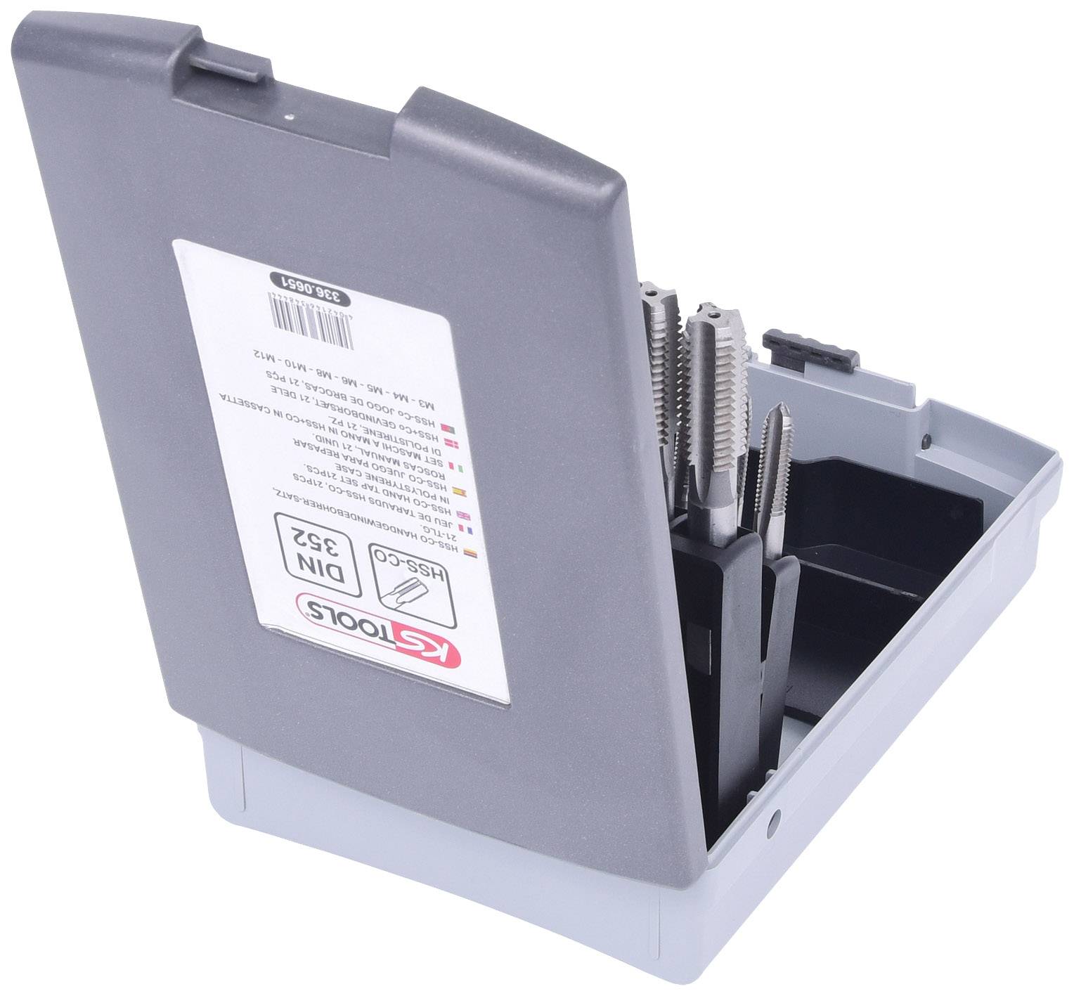 Grau-schwarze Werkzeugkiste mit Etikett und mehreren Metallbohrern unterschiedlicher Größe im Inneren.