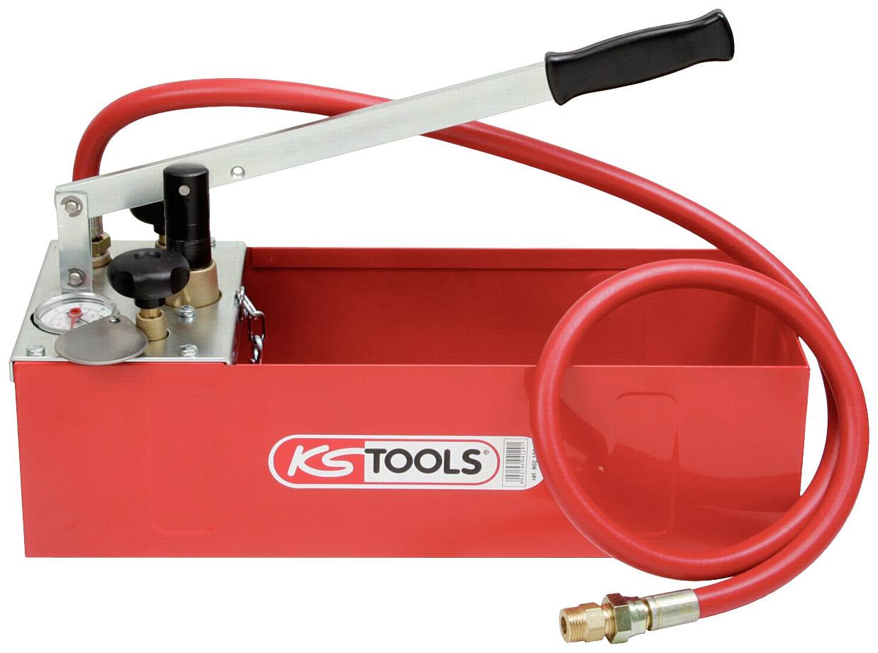 Rote Druckprüfpumpe mit schwarzem Griff, Manometer und rotem Schlauch. Aufdruck 'KS TOOLS'. Verwendet für Drucktests.
