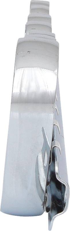 Seitenansicht eines metallischen Küchenutensils, möglicherweise ein Pfannenwender oder eine Zange, aus Edelstahl mit glänzender Oberfläche.
