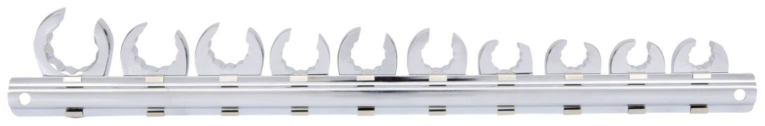 Eine Reihe von Maulschlüsseln verschiedener Größen auf einer Halterung, aus Metall, genutzt für Handwerksarbeiten.