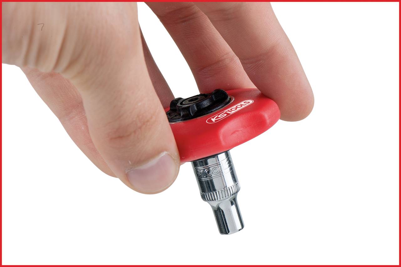 Eine Hand hält ein rotes Werkzeugaufsatz mit metallischer Spitze. Das Werkzeug trägt die Aufschrift 'ketoool'.