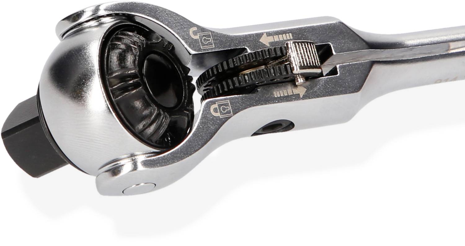 Nahaufnahme eines Ratschen-Schraubenschlüssels mit verstellbarem Kopf. Zeigt Zähne des Zahnradmechanismus und Pfeilanzeige zur Richtungseinstellung.