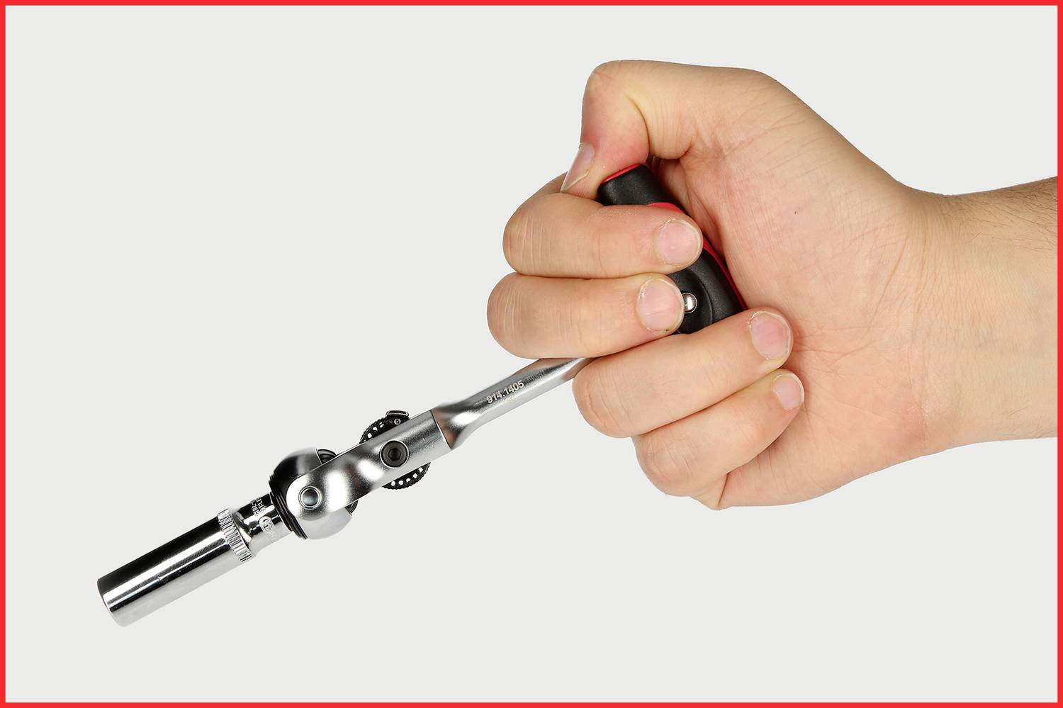 Eine Hand hält ein verstellbares Werkzeug, ähnlich einer Ratsche, mit einem metallischen Schaft und einem schwarzen Griff.