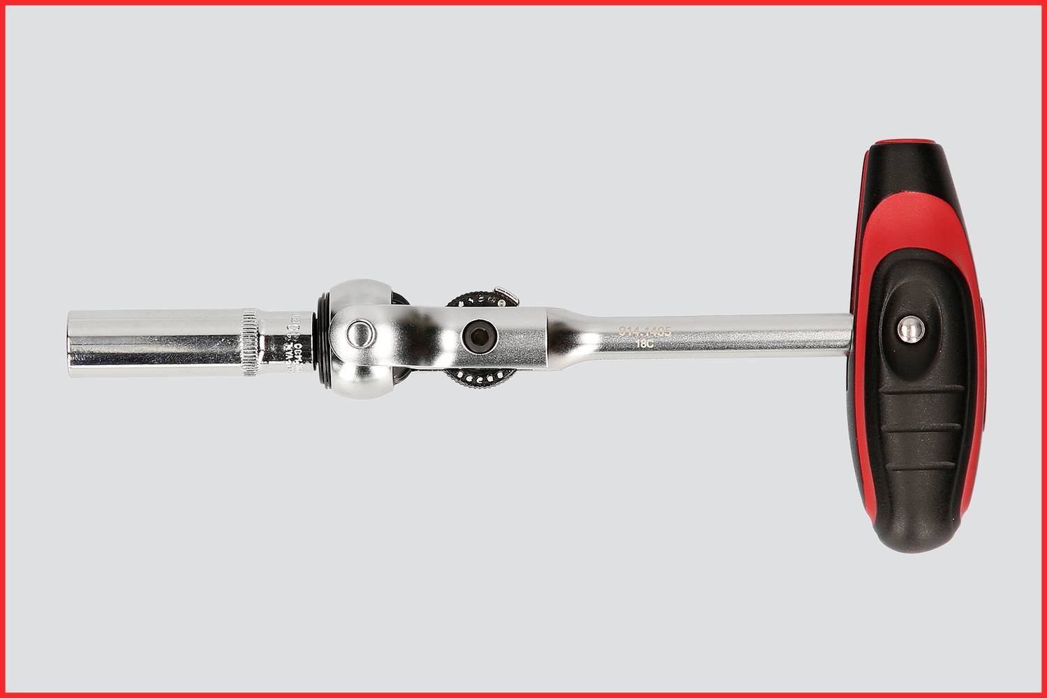 Eine T-Handratsche mit einem rot-schwarzen Griff, silbernem Korpus und einer Verlängerung. Ideal zum Festziehen von Schrauben in engen Räumen.