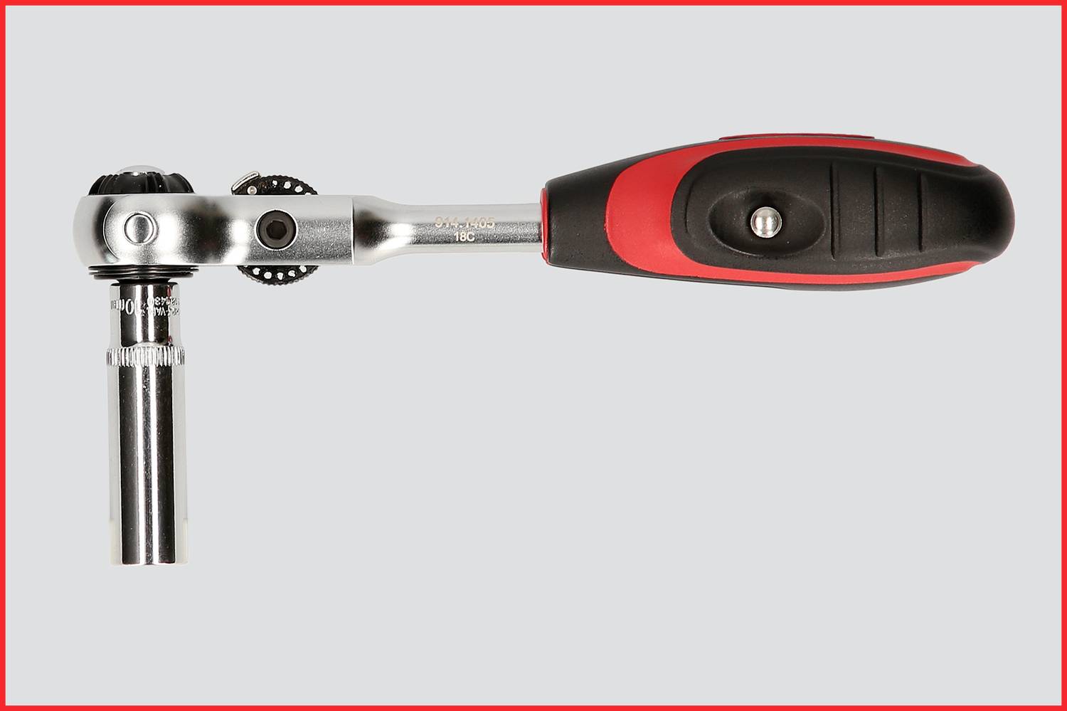 Eine Ratsche mit schwarzem und rotem Griff, aus Metall, liegend auf grauem Hintergrund.