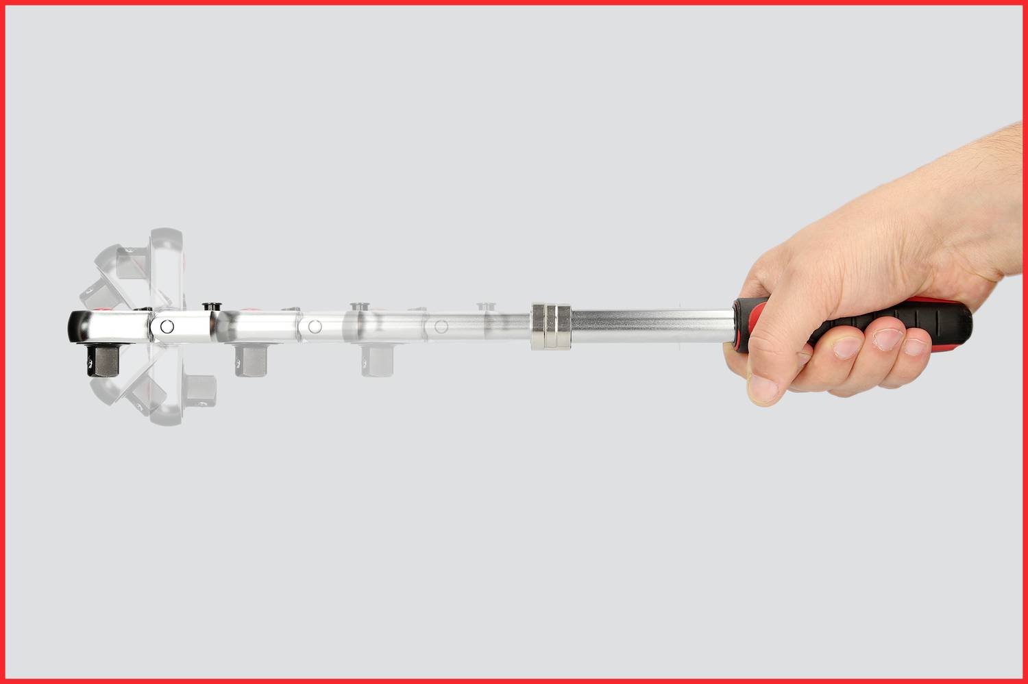 Eine Hand hält eine ausziehbare Stange, an deren Ende ein rotierender Mechanismus befestigt ist.