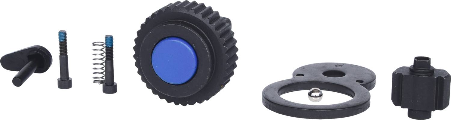 Ein zerlegter Satz mechanischer Teile, einschließlich einer großen Zahnscheibe mit blauem Druckknopf, Federn und kleinen Komponenten.