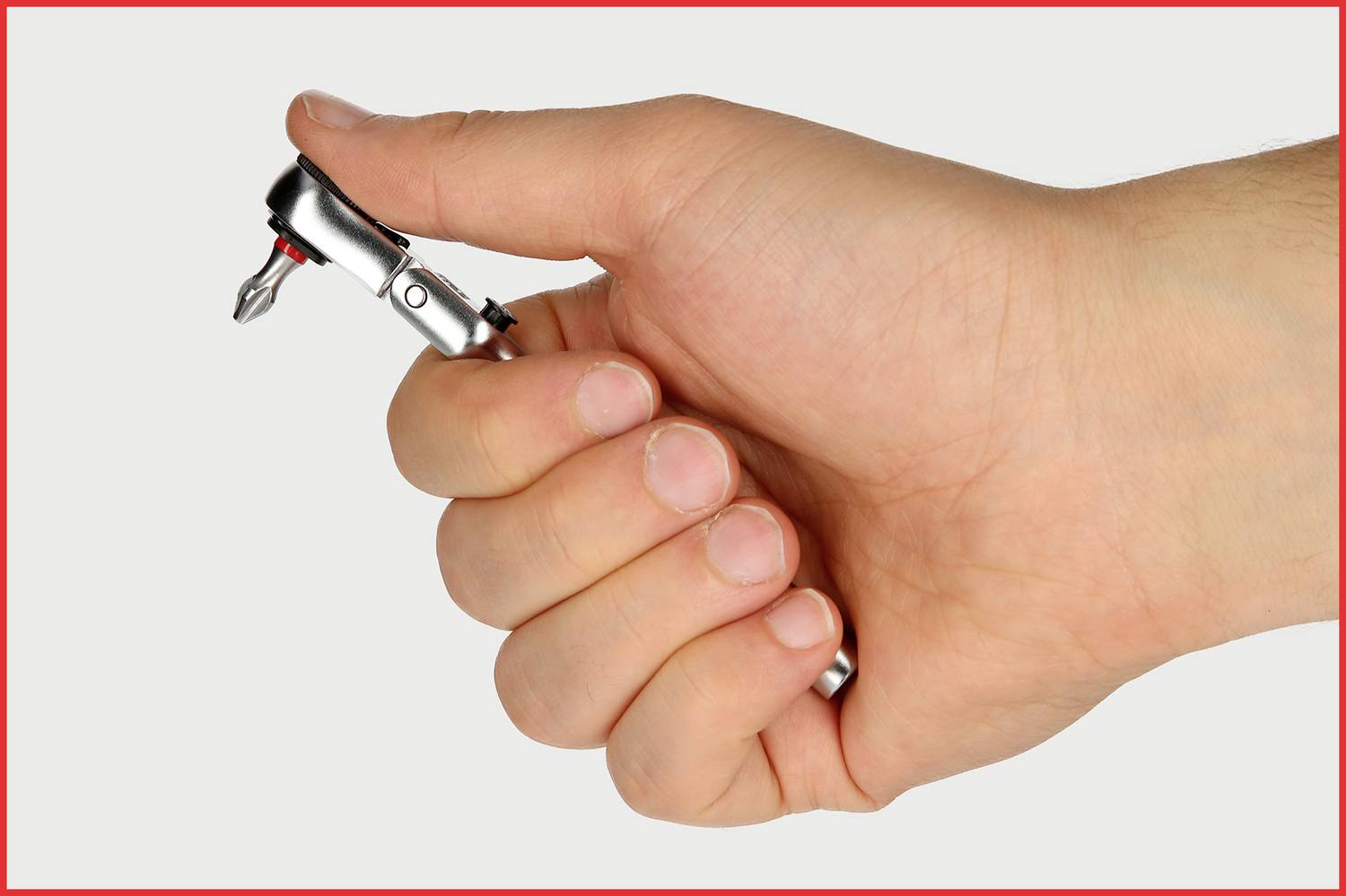 Eine Hand hält einen kleinen Schraubenzieher mit Bit.