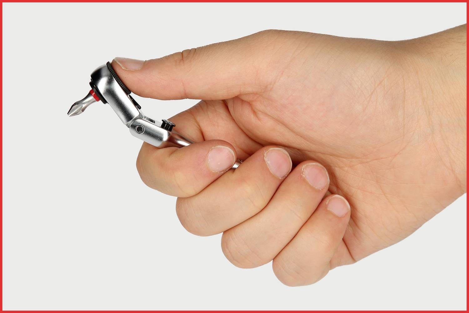 Eine Hand hält ein kleines, kompaktes Multifunktionstool mit einem Schraubendreher-Aufsatz.