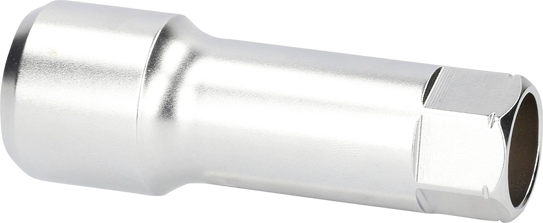 Ein metallischer Steckschlüsselaufsatz, geeignet zum Lösen oder Festziehen von Muttern und Schrauben, vor weißem Hintergrund.
