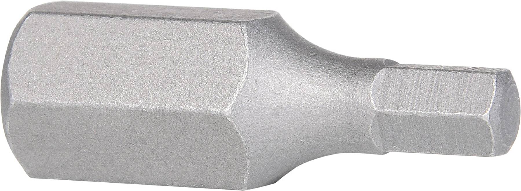 Ein sechskantiger Stahlbohrer, der für Schraubendreher-Aufsätze verwendet wird, liegt horizontal auf einer weißen Fläche.