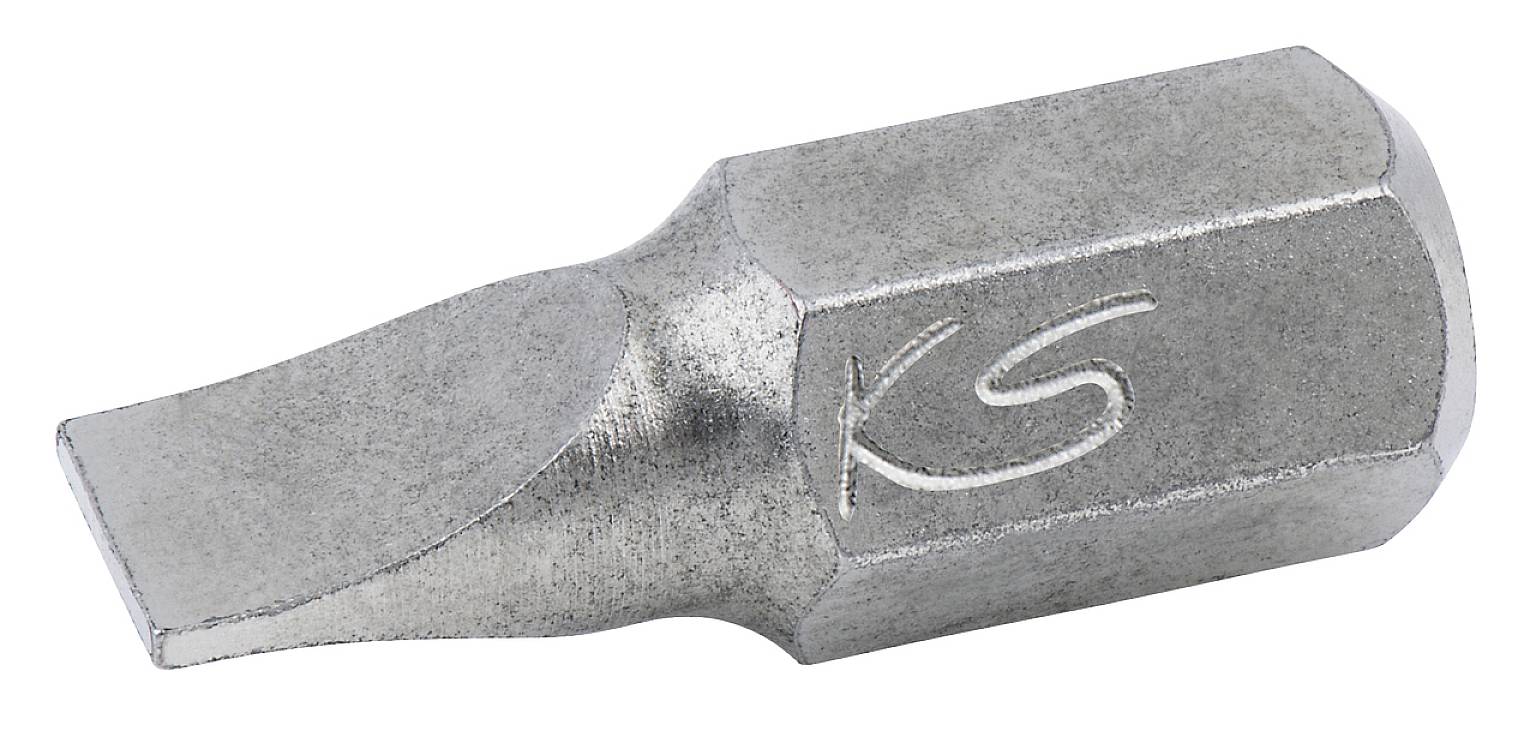 Ein flacher Schraubendreheraufsatz aus Metall, mit den Initialen 'KS' eingraviert.