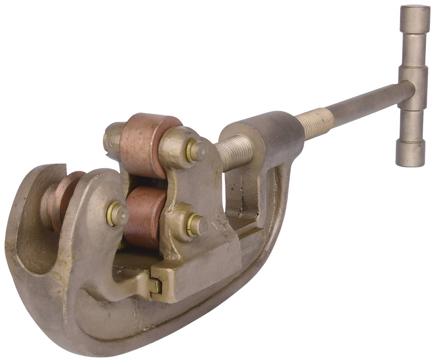 Metallrohrschneider mit einem langen Griff und zwei Schneidrädchen, verwendet zum präzisen Schneiden von Rohren.