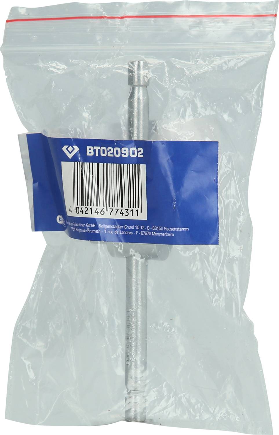 Eine verpackte Metallstange mit einem blauen Etikett und Barcode, vermutlich ein Werkzeug- oder Bauartikel in einer Plastiktüte.