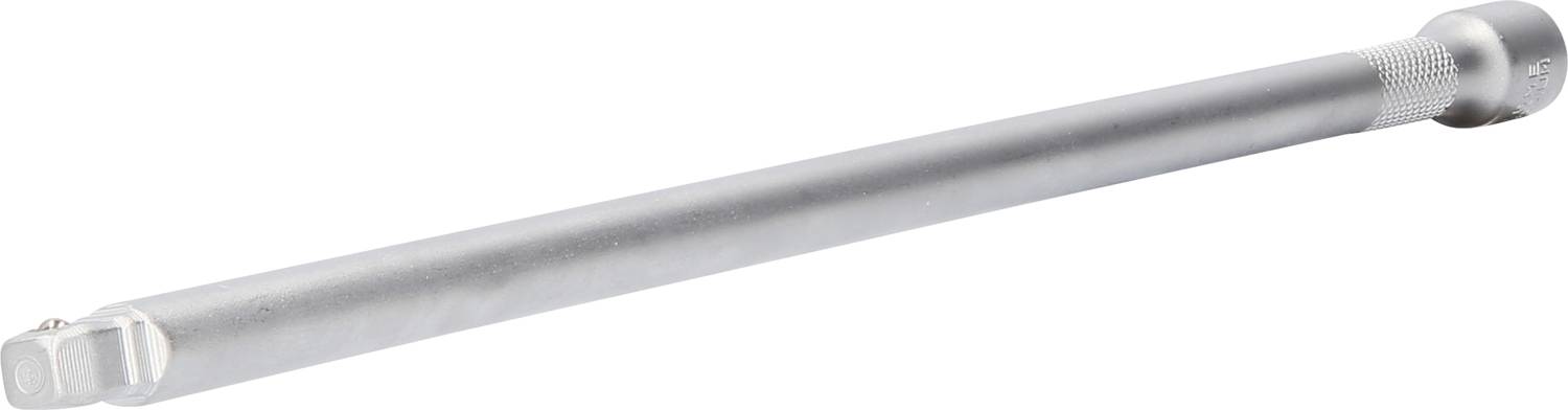 Eine silberne Metallschiene, wahrscheinlich ein Verlängerungsstab für Werkzeugnutzung, liegt auf einem weißen Hintergrund.