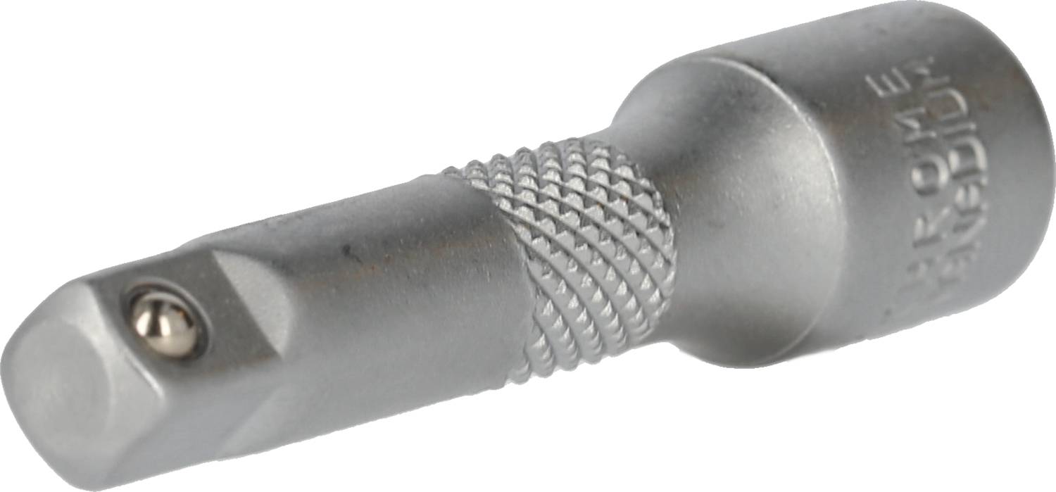 Ein silberner Stecknussadapter mit geriffelter Seite und quadratischem Ende, verwendet zum Verbinden von Schraubenschlüsseln mit verschiedenen Aufsätzen.