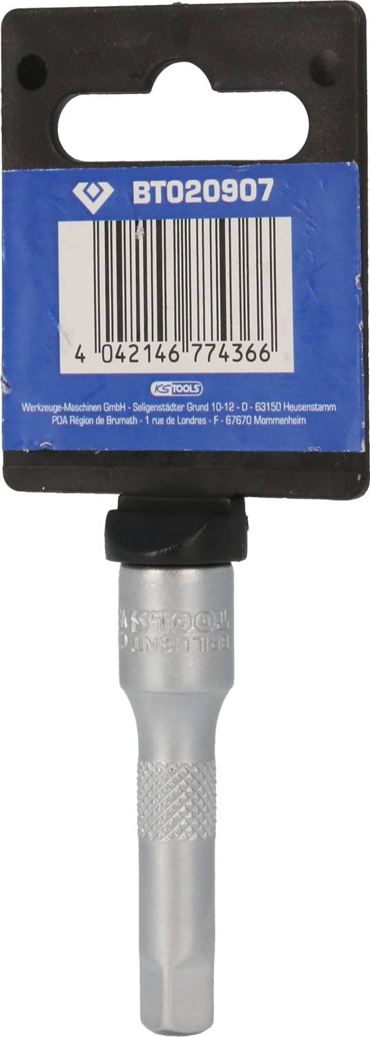 Ein silberner Aufsatz mit geriffelter Oberfläche unter einer blauen Verpackung mit dem Code 'BT020907'. Enthält Strichcode.