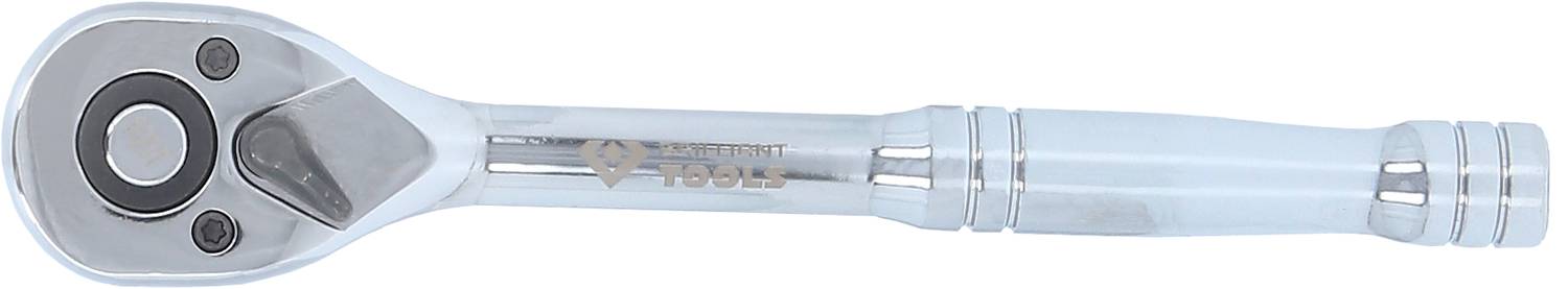 Ein silberner Ratschen-Schlüssel, horizontal positioniert, vor weißem Hintergrund.