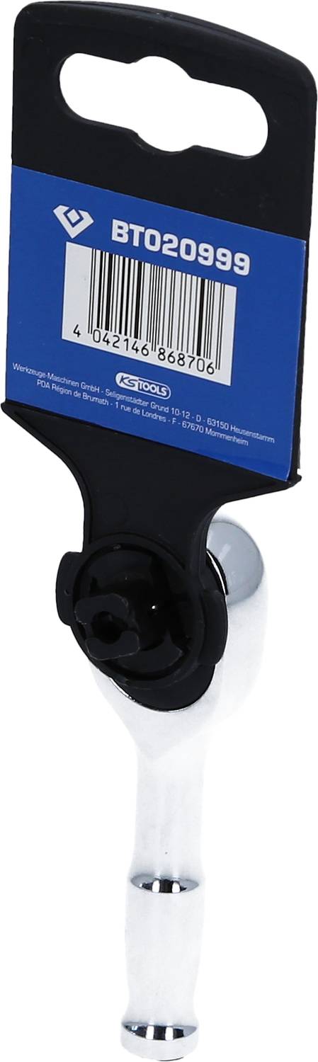 Ein verchromter Ratschen-Schlüssel mit einer blauen Halterung und der Aufschrift 'BT020999'. Barcodes und Herstellerinformationen sichtbar.