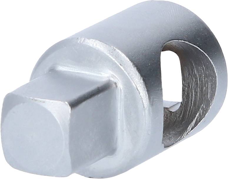 Ein silbernes Metallstück, zylindrisch, mit einem offenen Ende und einer quadratischen Nut, vermutlich ein mechanisches Verbindungselement.