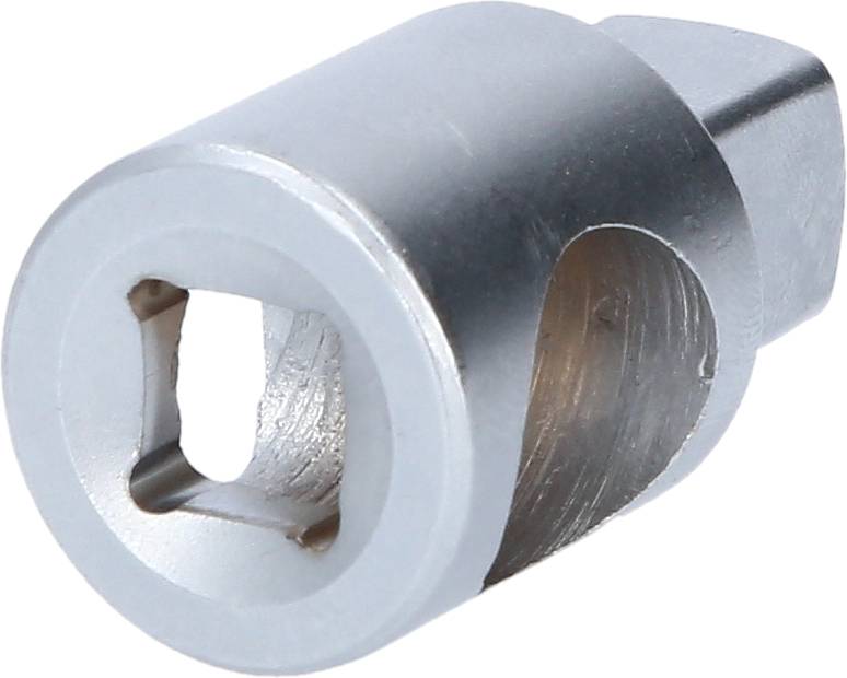 Silbernes Metallstück, zylindrisch mit eckiger Öffnung auf einer Seite und spitz zulaufendem Ende auf der anderen. Möglicherweise ein Werkzeugteil.