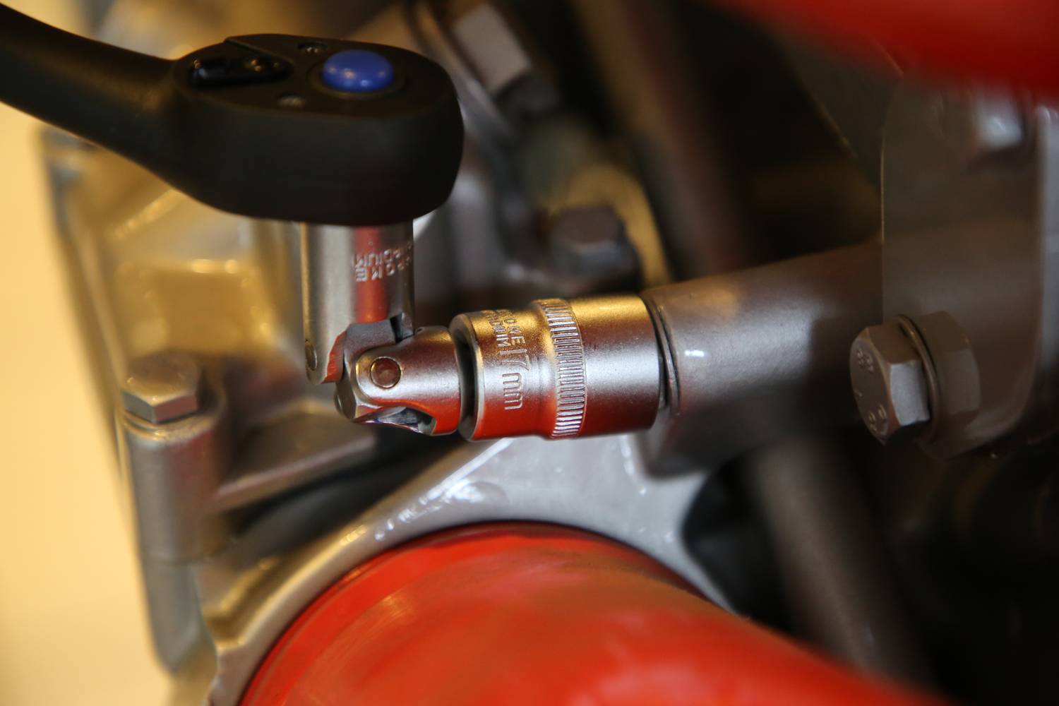 Ein Drehmomentschlüssel wird an einer Schraube angesetzt, um präzises Anziehen zu ermöglichen. Der Fokus liegt auf der genauen Einstellung.