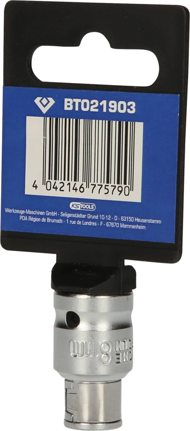 Silverner Steckschlüsselaufsatz, auf schwarzem und blauem Verpackungsträger mit Barcode und Artikelnummer BT021903.