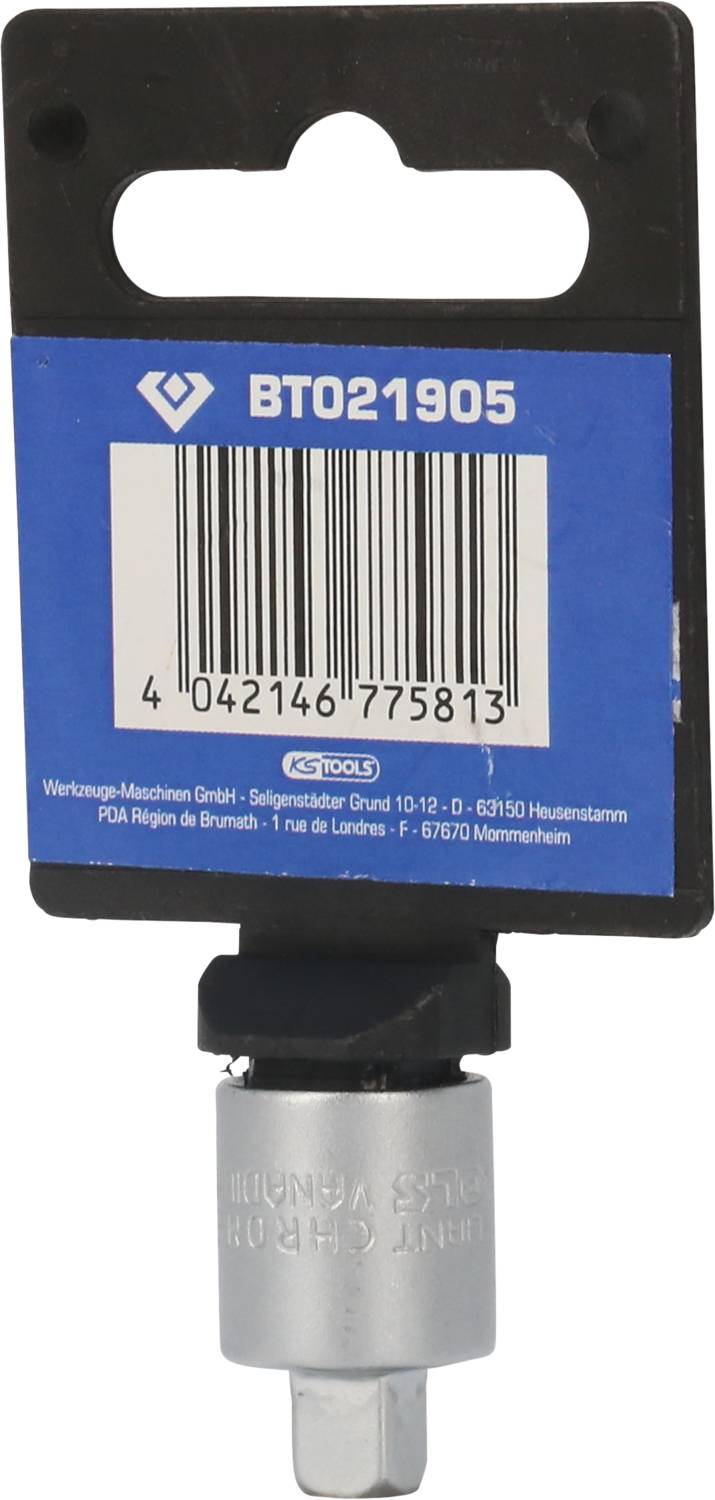 Eine Werkzeugverpackung mit einem Steckschlüsseladapter, Hersteller BT021905, Barcode darunter.