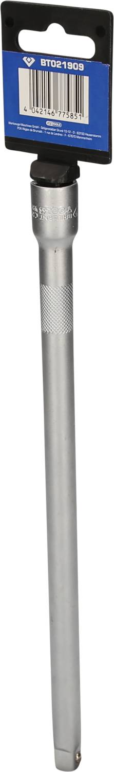 Eine silberne Verlängerung für ein Steckschlüsselset mit einem schwarzen und blauen Etikett oben, auf dem ein Barcode sichtbar ist.