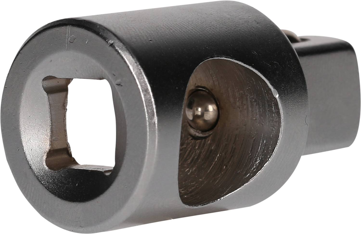 Ein silberner Adapter aus Metall mit quadratischer Öffnung und Kugelmechanismus, geeignet für Ratschen oder Steckschlüssel.