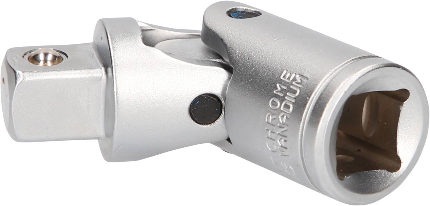 Ein silbernes Kardangelenk aus Chrom-Vanadium-Stahl, das Drehbewegungen in zwei Achsen verbindet, typisches Werkzeug für Mechaniker.