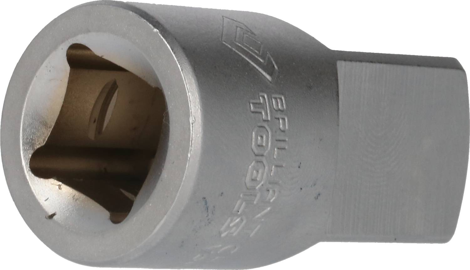 Eine silberne Stecknuss mit sechskantigem Ende und einem quadratischen Loch in der Mitte, zum Aufsetzen auf einen Schraubenschlüssel.