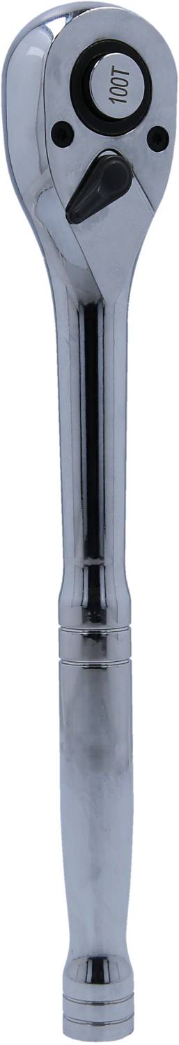 Ein verchromter Ratschenschlüssel mit ergonomischem Griff, geeignet für mechanische Arbeiten oder Reparaturen.