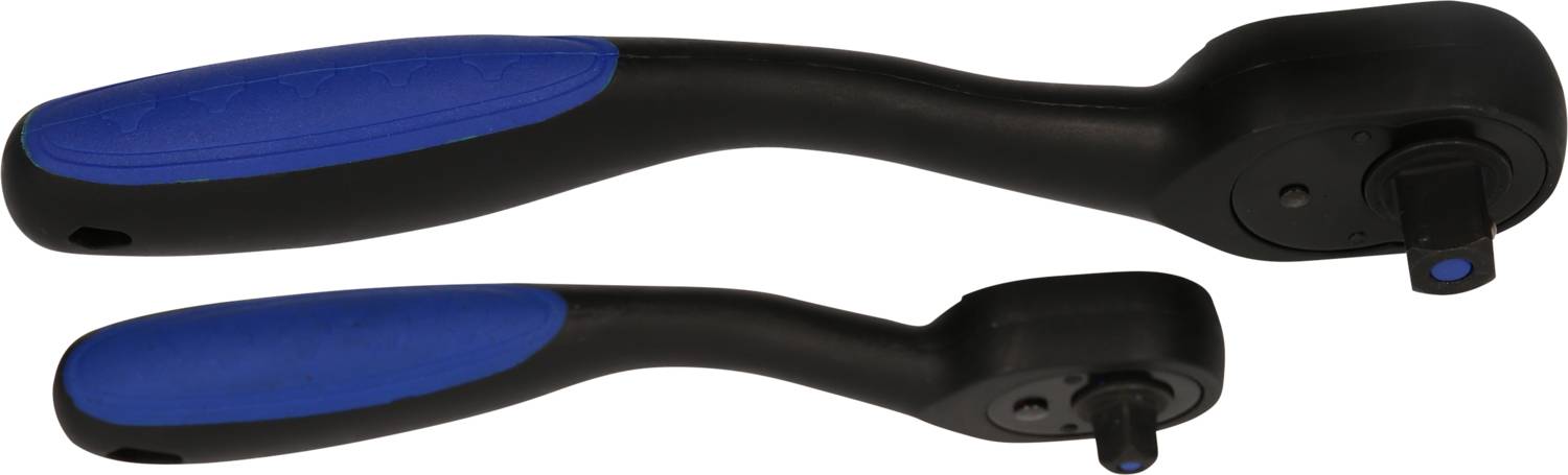 Zwei schwarze Ratschen mit blauen Griffen, eine große und eine kleine, liegen nebeneinander. Sie sind Werkzeuge zum Anziehen von Schrauben.