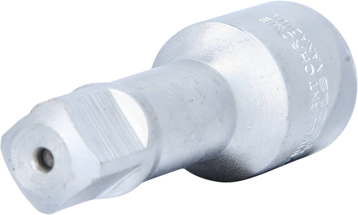 Kreuzschlitz-Bit aus Metall in silberner Farbe, schräg fotografiert und auf einer hellen Oberfläche liegend.