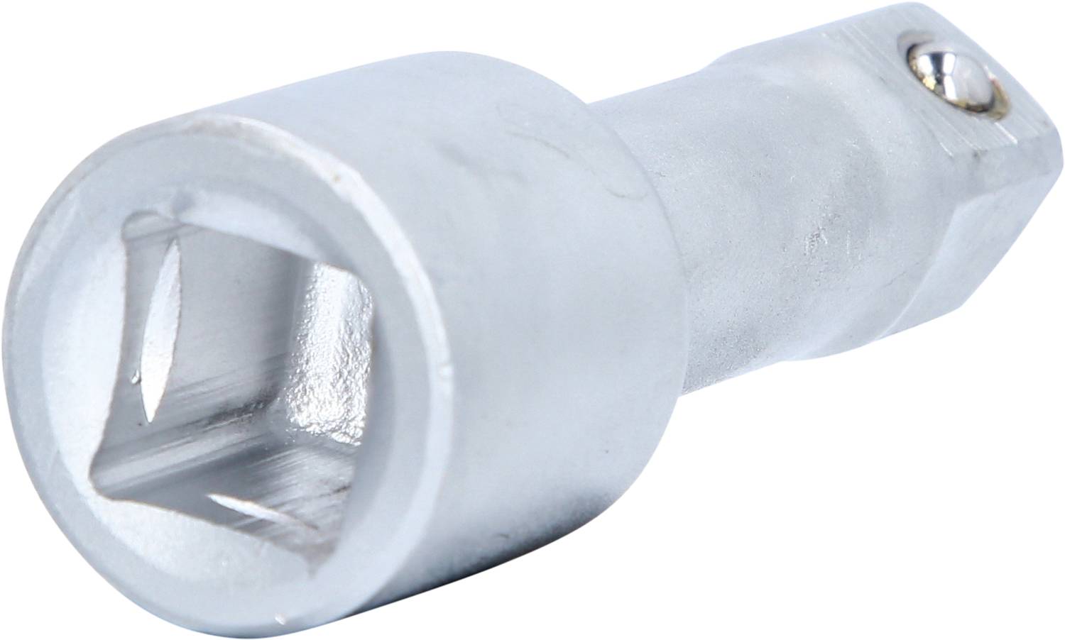 Adapter: Quadratische Stecknuss aus Metall zur Verbindung von Werkzeugaufsätzen.