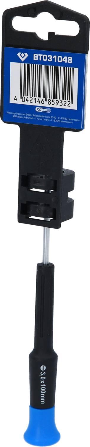 Ein schwarzer Schraubendreher mit blauem Griff; am oberen Ende ein Produktetikett mit einem Barcode. Markierung: 'BT031048'.