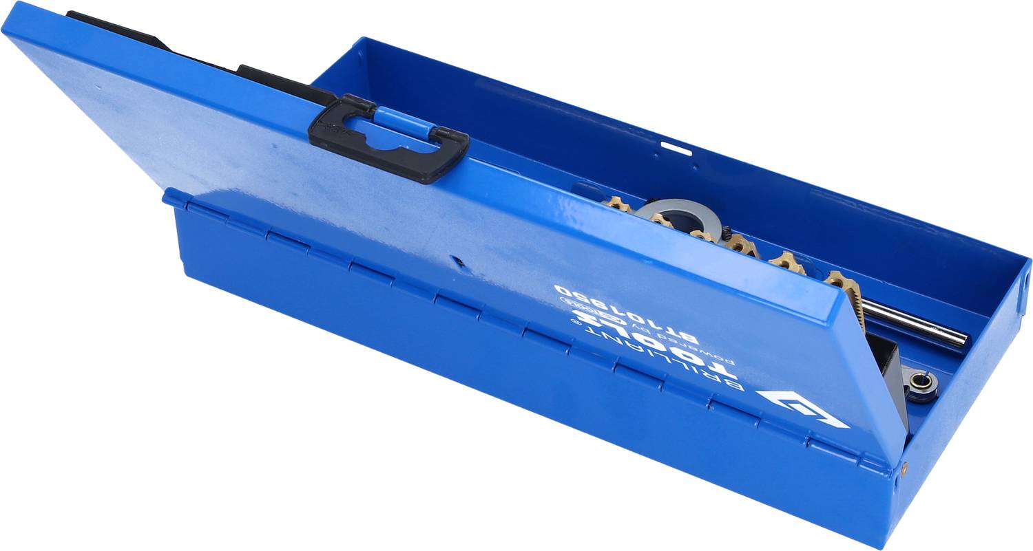 Blaue Metallbox, leicht geöffnet, diverse Handwerkzeuge sichtbar.