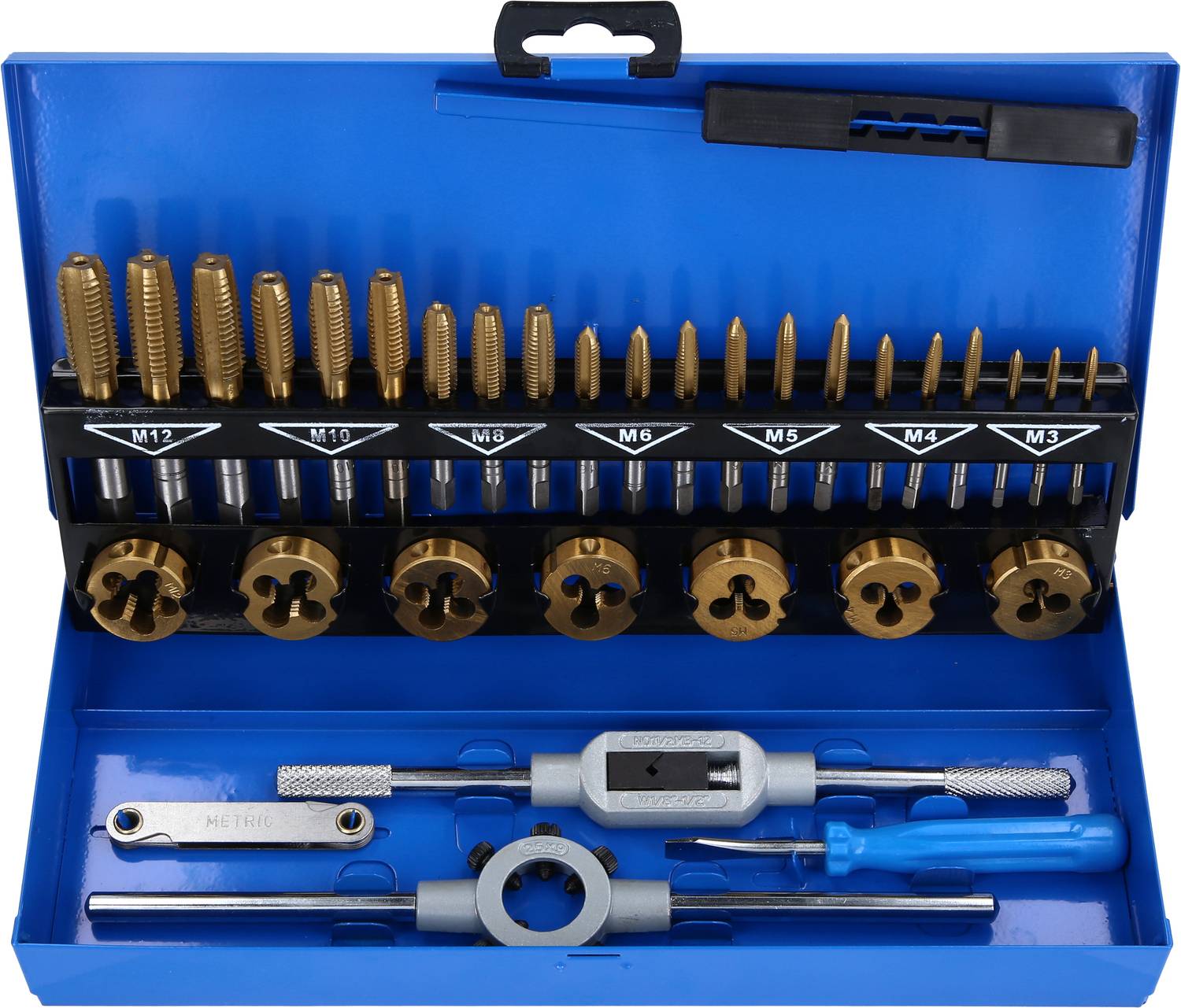 Ein Set aus Gewindebohrern und Schneideisen in einer blauen Metallbox, mit verschiedenen Größen von M3 bis M12, ordnungsgemäß angeordnet.