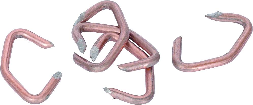 Mehrere rote Metallkrampen liegen verstreut. Sie haben spitze Enden, typisch für Befestigungs- oder Bauzwecke.
