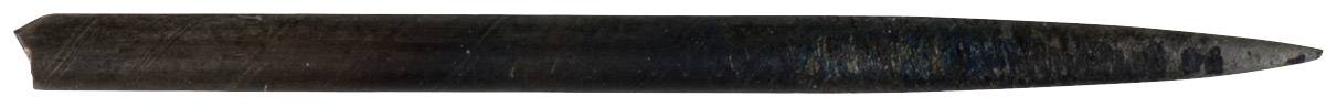 Ein langes, spitzes Objekt aus Metall mit bläulichen und bräunlichen Verfärbungen, wahrscheinlich ein antikes Werkzeug oder Artefakt.