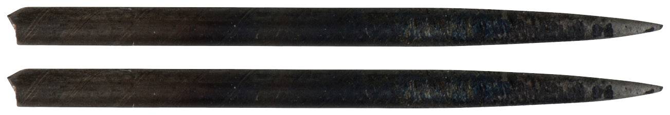 Zwei Holzkohle-Bleistiftspitzen, parallel zueinander, auf weißem Hintergrund. Sie sind abgenutzt und stumpf an den Enden.