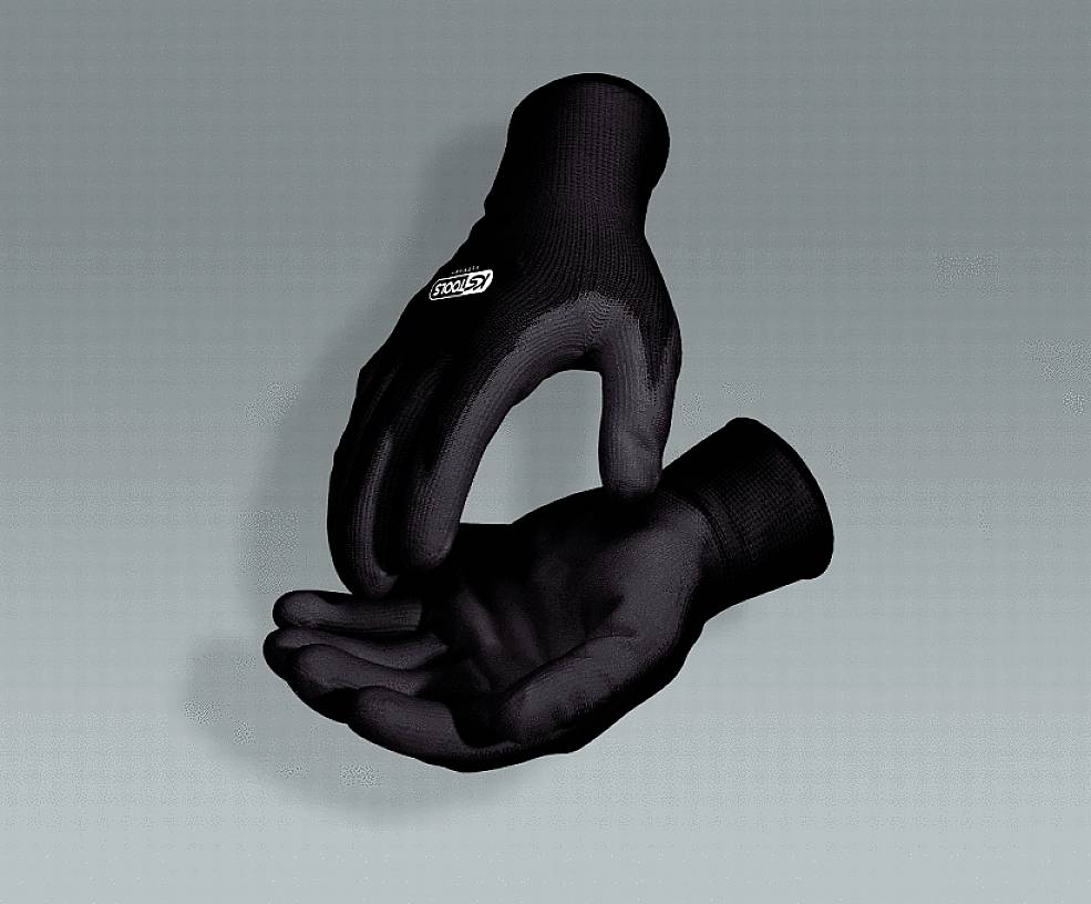 Zwei schwarze Handschuhe mit einem kleinen weißen Logo auf dem Handrücken. Sie sind in einer Position angeordnet, die Schutz andeutet.