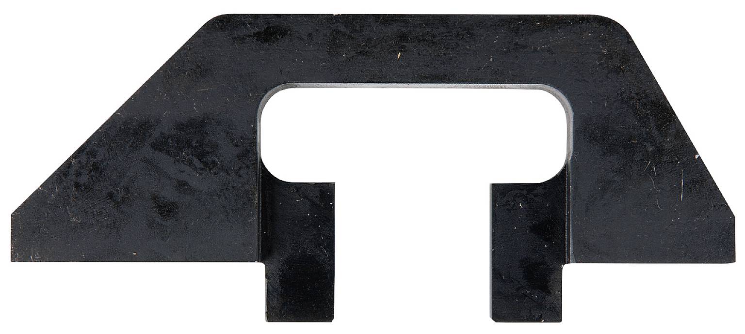 Ein schwarzes, flaches Metallstück in einer rechteckigen Form mit einer zentralen rechteckigen Aussparung unten.