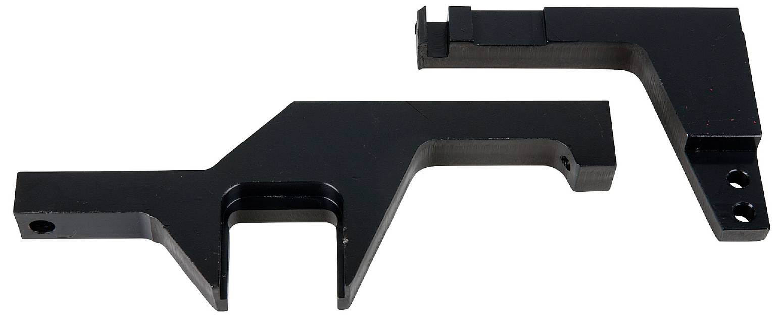 Zwei schwarze Metallteile mit rechteckiger Form und Bohrlöchern. Die Teile scheinen Teil eines mechanischen Geräts oder einer Halterung zu sein.