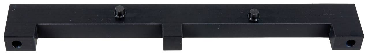 Schwarzes Metallstück mit zwei runden Löchern an den Enden und einem zentralen, erhöhten Teil, wahrscheinlich ein Halterungselement.