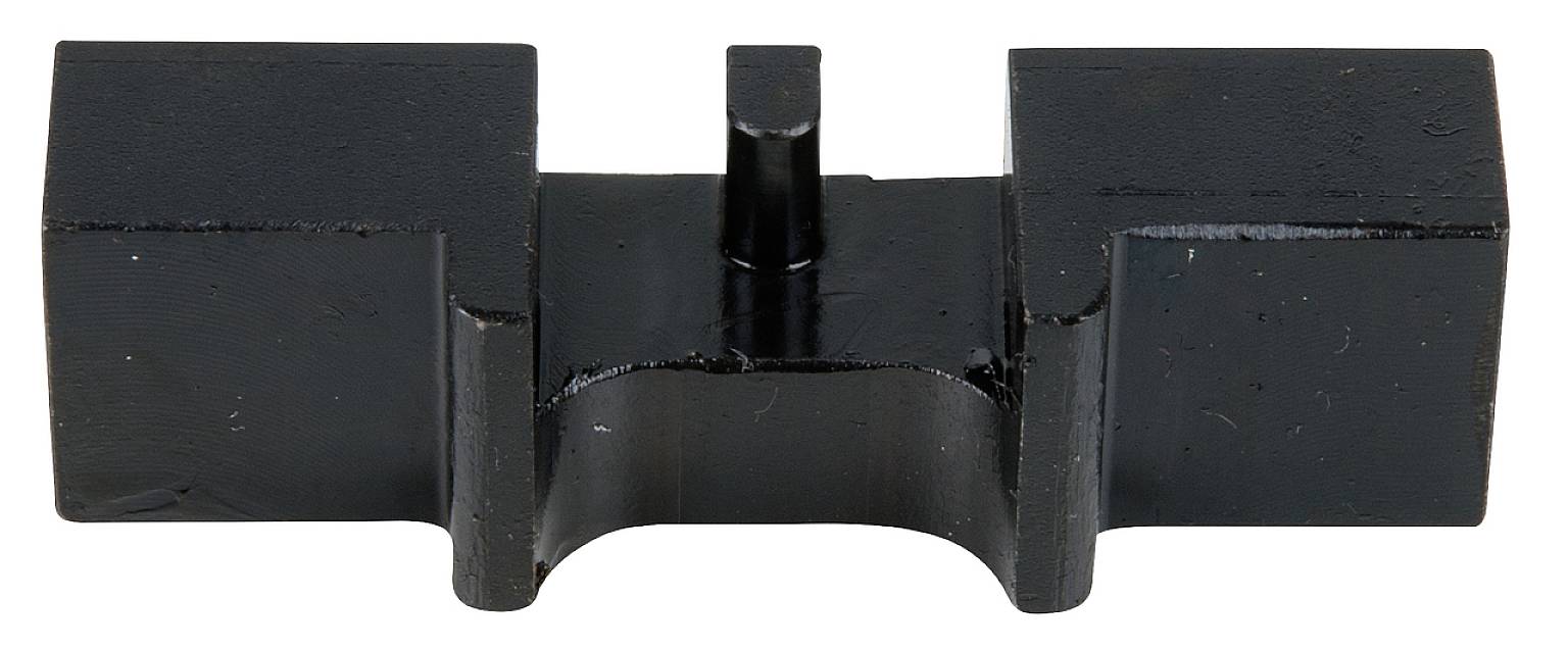 Ein schwarzes, rechteckiges Metallteil mit hervorstehendem Stift in der Mitte; möglicherweise ein Maschinenbauteil oder Werkzeug.