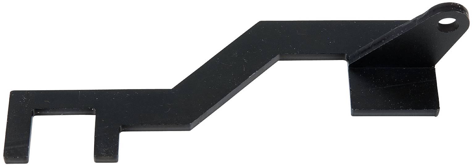 Ein schwarzes Metallteil mit mehreren Winkeln und einer Lochöffnung an einem Ende, vermutlich Teil eines mechanischen Geräts oder Werkzeugs.