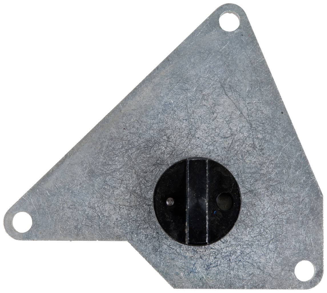 Dreieckige Metallplatte mit abgeschrägten Kanten und drei Löchern an den Ecken, mittig eine schwarze runde Erhebung sichtbar.
